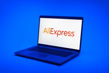 Prag, Çek Cumhuriyeti - 02 21 2025: AliExpress logosunu gösteren dizüstü bilgisayar.