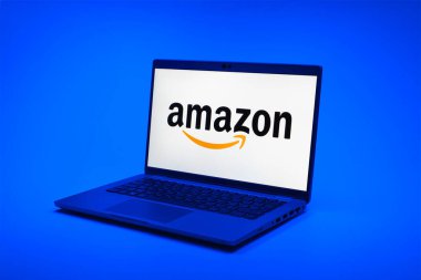 Prag, Çek Cumhuriyeti - 02 21 2025: Amazon logosunu gösteren dizüstü bilgisayar.
