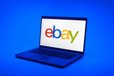 Prag, Çek Cumhuriyeti - 02 21 2025: Ebay logosunu gösteren dizüstü bilgisayar.