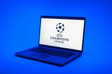 Prag, Çek Cumhuriyeti - 02 21 2025: Şampiyonlar Ligi logosunu gösteren dizüstü bilgisayar.