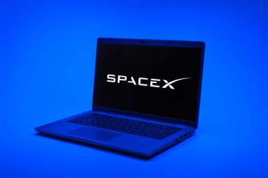 Prag, Çek Cumhuriyeti - 02 21 2025: SpaceX logosunu gösteren dizüstü bilgisayar.