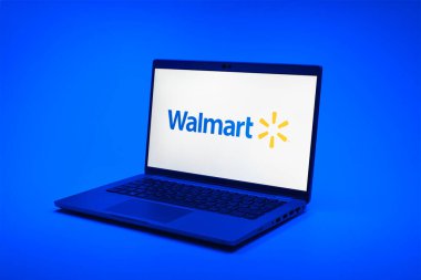 Prag, Çek Cumhuriyeti - 02 21 2025: Walmart logosunu gösteren dizüstü bilgisayar.