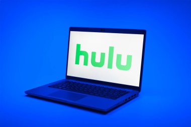 Prag, Çek Cumhuriyeti - 02 21 2025: Hulu logosunu gösteren dizüstü bilgisayar.