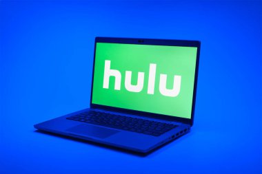 Prag, Çek Cumhuriyeti - 02 21 2025: Hulu logosunu gösteren dizüstü bilgisayar.