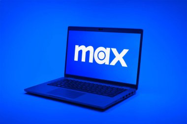 Prag, Çek Cumhuriyeti - 02-21-2025: Max logosunu gösteren dizüstü bilgisayar.