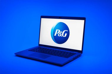 Prag, Çek Cumhuriyeti - 02 21 2025: Procter ve Gamble logosunu gösteren dizüstü bilgisayar.