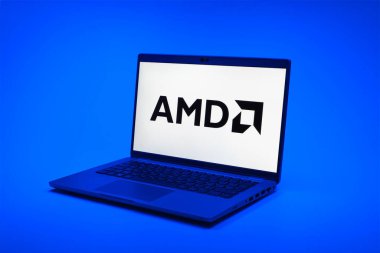 Prag, Çek Cumhuriyeti - 02 21 2025: Yüzeyde AMD logosu gösteren dizüstü bilgisayar.