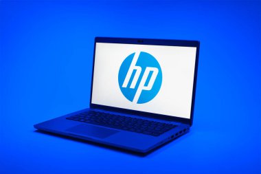 Prag, Çek Cumhuriyeti - 02-21-2025: Hewlett-Packard logosunu gösteren dizüstü bilgisayar.