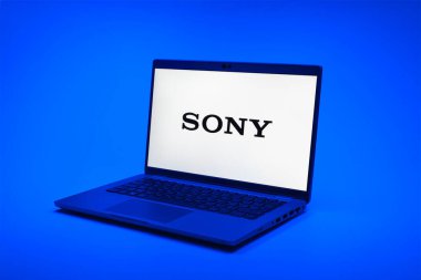 Prag, Çek Cumhuriyeti - 02 21 2025: Sony logosunu gösteren dizüstü bilgisayar.