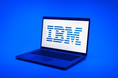 Prag, Çek Cumhuriyeti - 02 21 2025: Yüzeyde IBM logosu gösteren dizüstü bilgisayar.