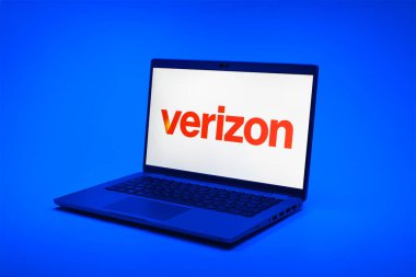 Prag, Çek Cumhuriyeti - 02 21 2025: Verizon logosunu gösteren dizüstü bilgisayar.