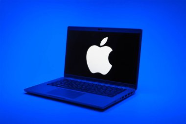Prag, Çek Cumhuriyeti - 02 21 2025: Apple logosunu gösteren dizüstü bilgisayar.