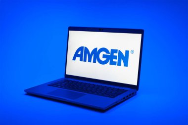 Prag, Çek Cumhuriyeti - 02 21 2025: Amgen logosunu gösteren dizüstü bilgisayar.