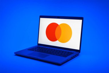 Prag, Çek Cumhuriyeti - 02 21 2025: Mastercard logosunu gösteren dizüstü bilgisayar.