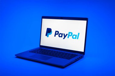 Prag, Çek Cumhuriyeti - 02 21 2025: PayPal logosunu gösteren dizüstü bilgisayar.
