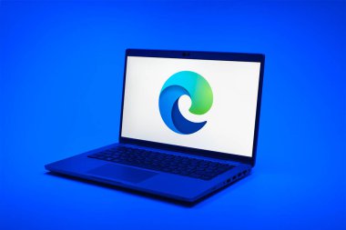 Prag, Çek Cumhuriyeti - 02 21 2025: Edge logosunu gösteren dizüstü bilgisayar.