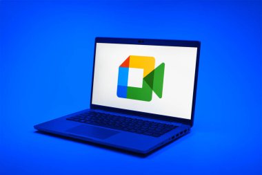 Prag, Çek Cumhuriyeti - 02 21 2025: Google Meet logosunu gösteren dizüstü bilgisayar.