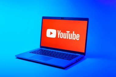 Prag, Çek Cumhuriyeti - 02 21 2025: Youtube logosunu gösteren dizüstü bilgisayar.