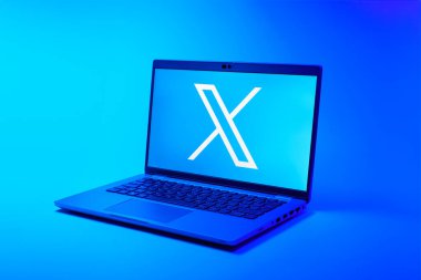 Prag, Çek Cumhuriyeti - 02 21 2025: X logosu gösteren dizüstü bilgisayar.