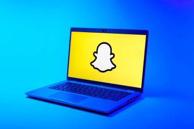 Prag, Çek Cumhuriyeti - 02 21 2025: Snapchat logosunu gösteren dizüstü bilgisayar.
