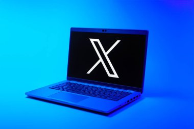 Prag, Çek Cumhuriyeti - 02 21 2025: X logosu gösteren dizüstü bilgisayar.