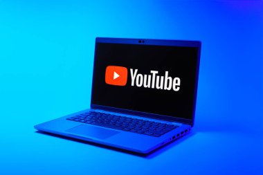 Prag, Çek Cumhuriyeti - 02 21 2025: Youtube logosunu gösteren dizüstü bilgisayar.