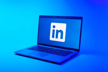 Prag, Çek Cumhuriyeti - 02 21 2025: LinkedIn logosunu gösteren dizüstü bilgisayar.