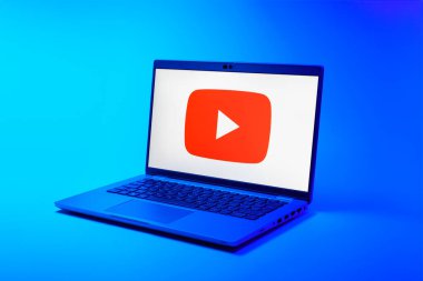 Prag, Çek Cumhuriyeti - 02 21 2025: Youtube logosunu gösteren dizüstü bilgisayar.