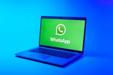Prag, Çek Cumhuriyeti - 02 21 2025: yüzeyde WhatsApp logosunu gösteren dizüstü bilgisayar.