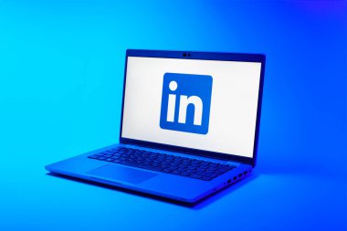Prag, Çek Cumhuriyeti - 02 21 2025: LinkedIn logosunu gösteren dizüstü bilgisayar.