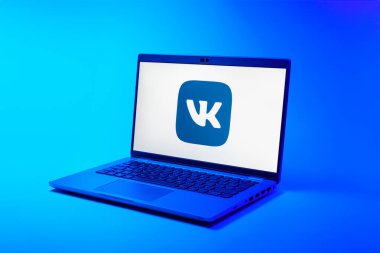 Prag, Çek Cumhuriyeti - 02 21 2025: VK logosunu gösteren dizüstü bilgisayar.