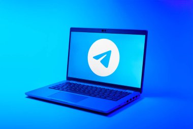 Prag, Çek Cumhuriyeti - 02 21 2025: Telegram logosunu gösteren dizüstü bilgisayar.