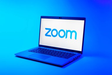 Prag, Çek Cumhuriyeti - 02 21 2025: Zoom logosunu gösteren dizüstü bilgisayar.