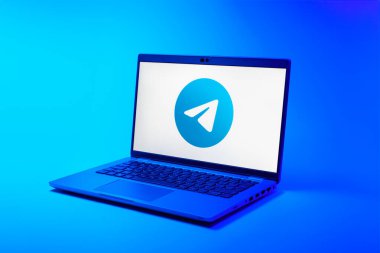 Prag, Çek Cumhuriyeti - 02 21 2025: Telegram logosunu gösteren dizüstü bilgisayar.