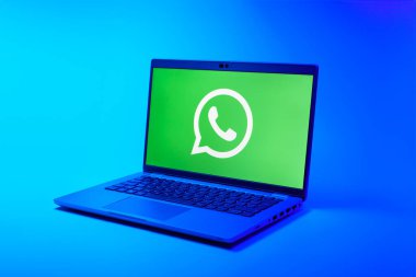 Prag, Çek Cumhuriyeti - 02 21 2025: yüzeyde WhatsApp logosunu gösteren dizüstü bilgisayar.