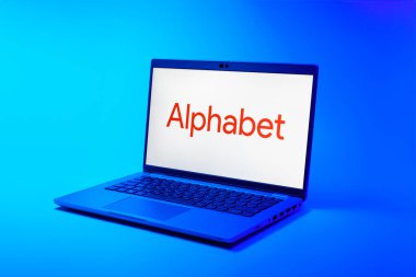 Prag, Çek Cumhuriyeti - 02 21 2025: Alfabe logosunu gösteren dizüstü bilgisayar.