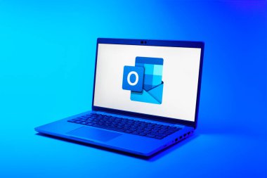 Prag, Çek Cumhuriyeti - 02 21 2025: Laptop Outlook logosunu gösteriyor.