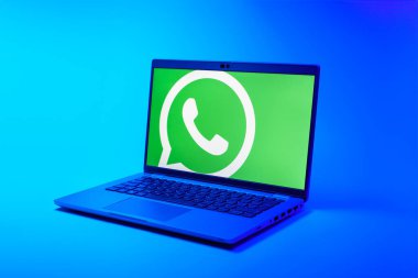 Prag, Çek Cumhuriyeti - 02 21 2025: yüzeyde WhatsApp logosunu gösteren dizüstü bilgisayar.