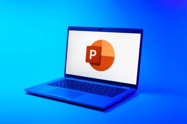 Prag, Çek Cumhuriyeti - 02 21 2025: Powerpoint logosunu gösteren dizüstü bilgisayar.