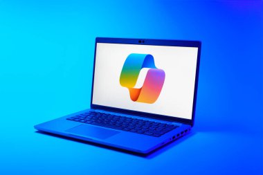 Prag, Çek Cumhuriyeti - 02 21 2025: Yüzeyde Copilot logosu gösteren dizüstü bilgisayar.