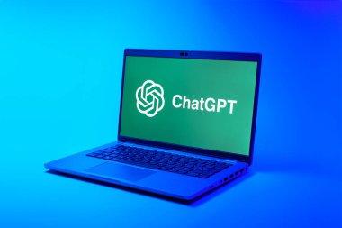 Prag, Çek Cumhuriyeti - 02 21 2025: ChatGPT logosunu gösteren dizüstü bilgisayar.