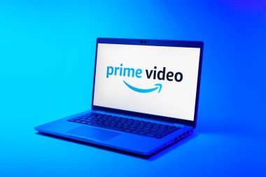 Prag, Çek Cumhuriyeti - 02-21-2025: Prime Video logosunu gösteren dizüstü bilgisayar.
