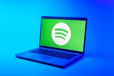 Prag, Çek Cumhuriyeti - 02 21 2025: Spotify logosunu gösteren dizüstü bilgisayar.