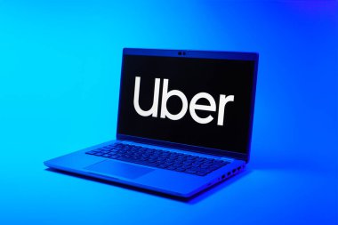 Prag, Çek Cumhuriyeti - 02 21 2025: Uber logosunu gösteren dizüstü bilgisayar.