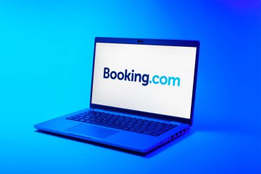 Prag, Çek Cumhuriyeti - 02 21 2025: Booking.com logosunu gösteren dizüstü bilgisayar.