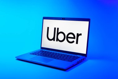 Prag, Çek Cumhuriyeti - 02 21 2025: Uber logosunu gösteren dizüstü bilgisayar.