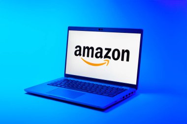 Prag, Çek Cumhuriyeti - 02 21 2025: Amazon logosunu gösteren dizüstü bilgisayar.
