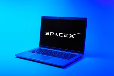 Prag, Çek Cumhuriyeti - 02 21 2025: SpaceX logosunu gösteren dizüstü bilgisayar.