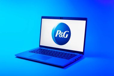 Prag, Çek Cumhuriyeti - 02 21 2025: Procter ve Gamble logosunu gösteren dizüstü bilgisayar.