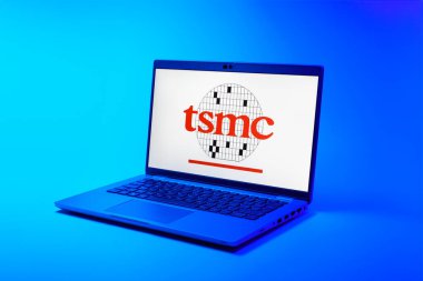 Prag, Çek Cumhuriyeti - 02 21 2025: TSMC logosunu gösteren dizüstü bilgisayar.